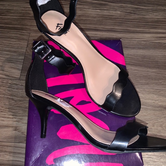 7 1/2 Fioni Black Heels - Picture 3 of 3